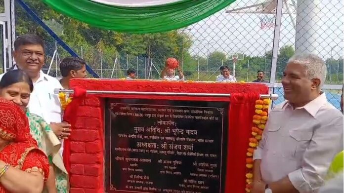 2828 सिंथेटिक बास्केटबॉल कोर्ट का लोकार्पण करते केंद्रीय मंत्री भूपेंद्र यादव, वन मंत्री संजय शर्मा और उपस्थित जनप्रतिनिधि