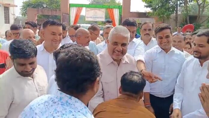 2829 रेल विकास संघर्ष समिति की ओर से केंद्रीय मंत्री भूपेंद्र यादव को ज्ञापन देते