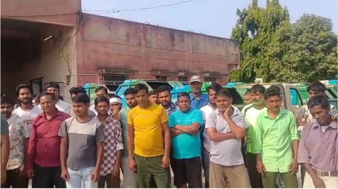 अलवर कार्यालय परिसर में ऑटो टिपर खड़े कर विरोध जताते नगर निगम कर्मचारी