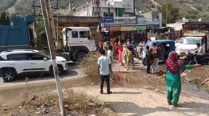 2839 पानी निकासी की समस्या को लेकर विरोध करते स्थानीय लोग