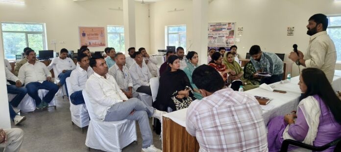 2846 पार्षदों से चर्चा करते अध्यक्ष विश्वास यादव