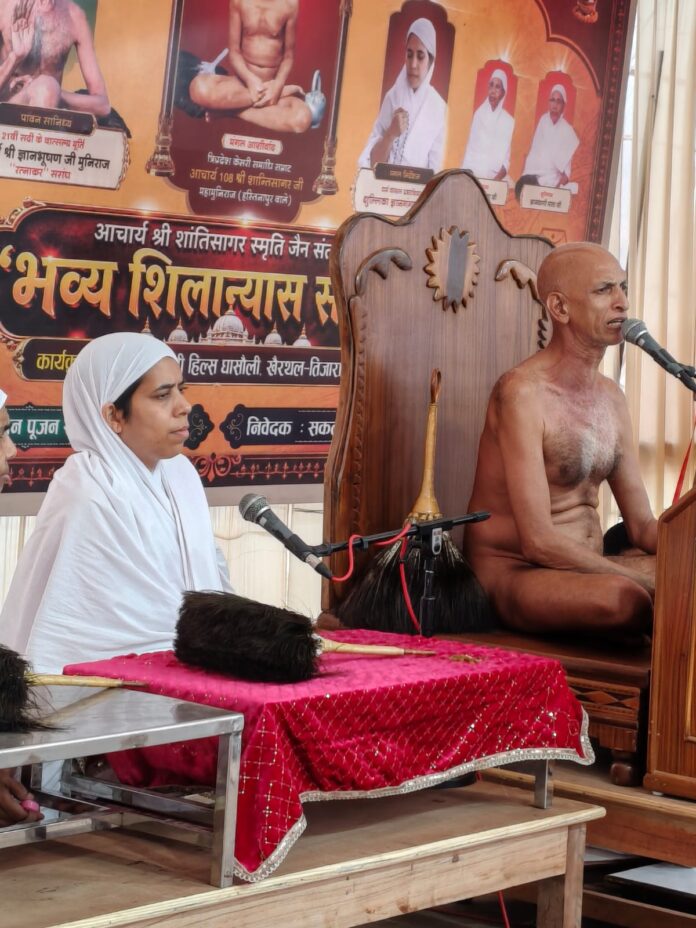 2849 संत निवास के शिलान्यास समारोह में शामिल आचार्य ज्ञान भूषण महाराज