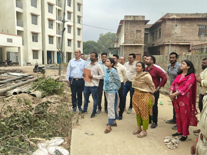 निर्माण कार्यों की प्रगति का जायजा लेती जिला कलक्टर डॉ. आर्तिका शुक्ला