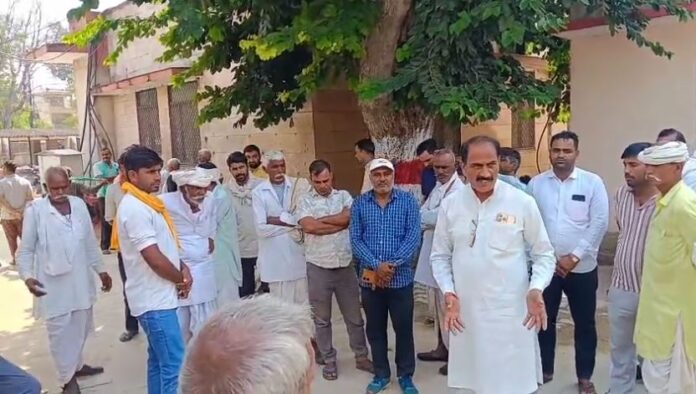 गरबाजी मंदिर के पास बुजुर्ग की मौत के मामले की जांच करते अधिकारी