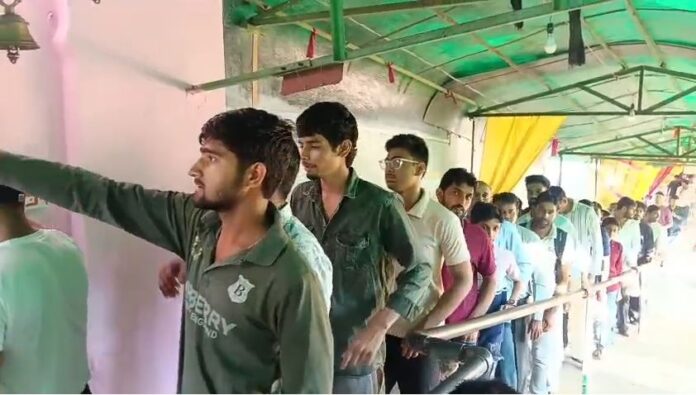 2941 करणी माता के दर्शन के लिए पहुंचे श्रद्धालु