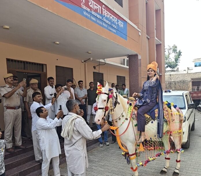 2944 प्रोबेशन पूरा होने पर डीएसपी नेहा मीना को घोड़ी पर बैठाकर विदाई
