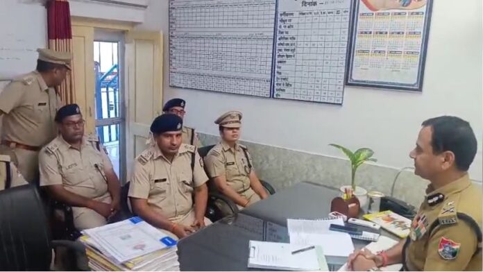 सुरक्षा व्यवस्था की समीक्षा करते आरपीएफ आईजी ज्योति कुमार सतीजा