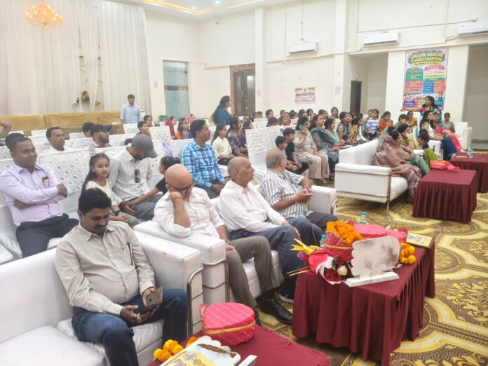 जिगसॉ अबेकस क्लासेस के वार्षिक समारोह में उपस्थित अतिथि और विद्यार्थी
