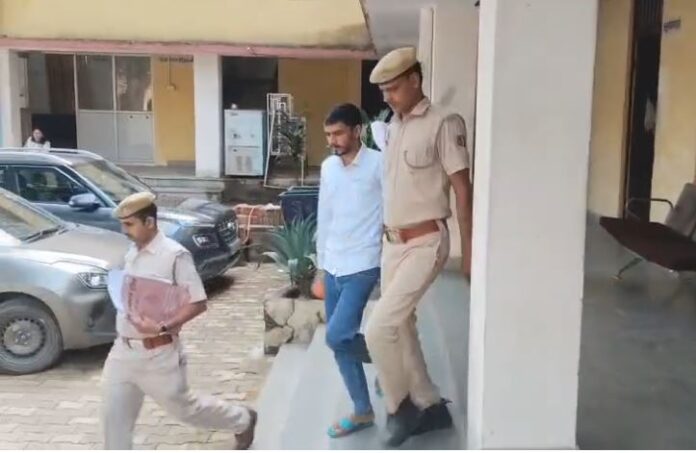 जेल में बंद आरोपी के पास मोबाइल मिलने पर पुलिस ने कार्रवाई की