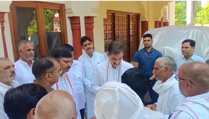 फूलबाग में कांग्रेस कार्यकर्ताओं से मुलाकात