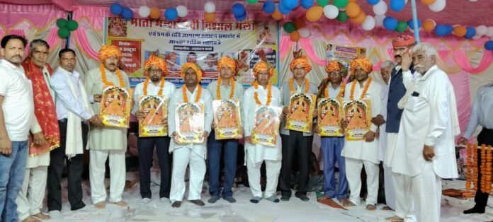 2957 माता मंशा देवी मंदिर में अतिथियों को फेंटा पहनाकर किया सम्मानित