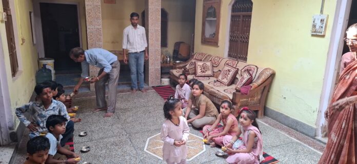 दुर्गा अष्टमी पर कन्या पूजन करते श्रद्धालु