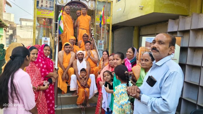 2959 जैन चेतना रथ में विराजमान भगवान महावीर का पूजन करते जैन समाज के श्रावक