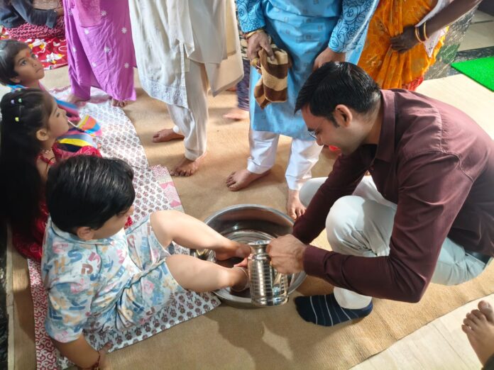 अजमेर के वृद्धाश्रम में कन्या पूजन करते वृद्धजन और ट्रस्टी