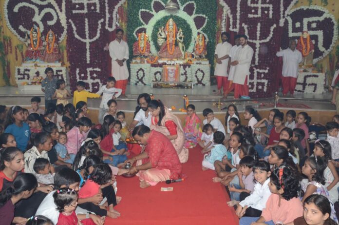 श्री बाबाधाम में कन्या पूजन और महाआरती में शामिल श्रद्धालु