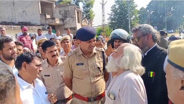 आक्रोशित लोगों ने सड़क जाम कर कार्रवाई की मांग की
