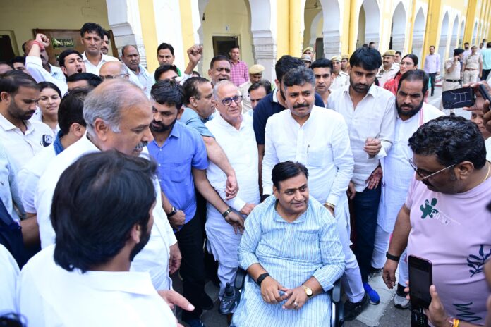 व्हीलचेयर पर डोटासरा के साथ खड़े दिखे जूली