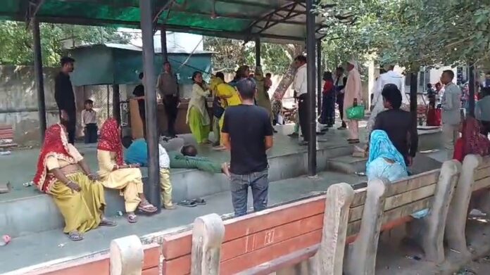 चिकित्सालय में दो महिलाओं के बीच झगड़ा