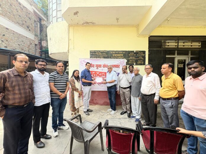 रक्तदान शिविर में भाग लेते रक्तदाता