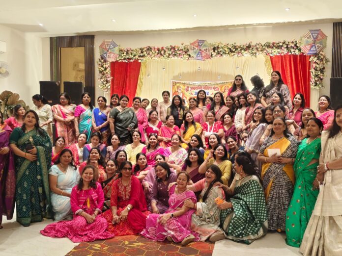 2988 दीपावली मिलन समारोह में शामिल महापौर सुमनलता अजय अग्रवाल और महिला सदस्य