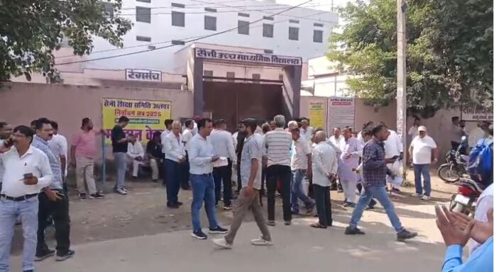 2992 सैनी शिक्षा समिति के चुनाव के दौरान जुटे मतदाता और प्रत्याशी