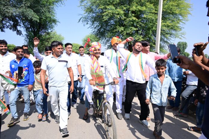 साइकिल पर सवार होकर प्रचार करते जूली