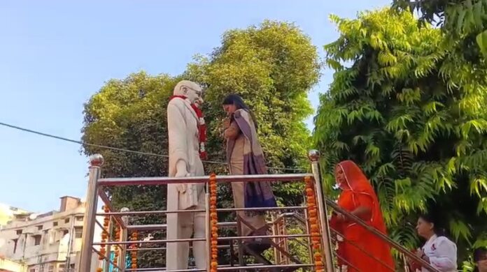 महात्मा गांधी की प्रतिमा पर माल्यार्पण करतीं महापौर सुमन लता