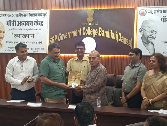 686 महात्मा गांधी’ विषय पर व्याख्यान