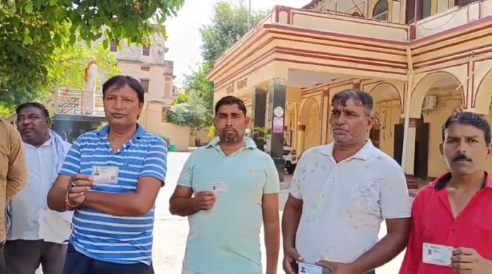 689 नगर निगम कार्यालय में सफाई कर्मचारी भर्ती को लेकर पहुंचे संबंधित लोग