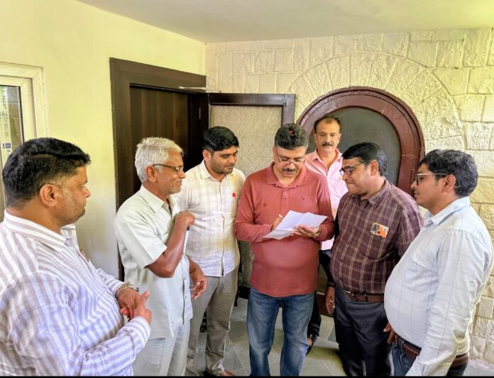जनसुनवाई के दौरान प्रतिनिधि मंडल और आमजन