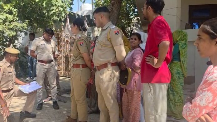 पोल लगाने के विरोध के दौरान मौके पर मौजूद महिलाएं और स्थानीय लोग