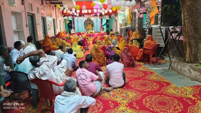 कथा के दौरान श्रीकृष्ण जन्म प्रसंग सुनाते कथावाचक