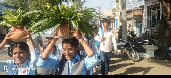 701 नारी शक्ति सम्मान रैली के दौरान सिर पर कलश रखकर शामिल हुईं छात्राएं
