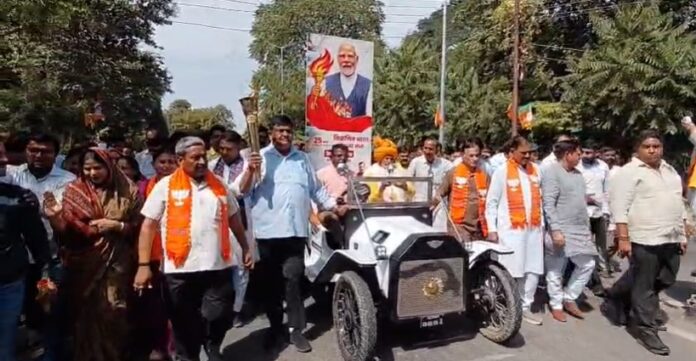 703 मशाल लेकर शामिल वन मंत्री संजय शर्मा और ज्योति लेकर आगे चलते पद्मश्री गफरूदीन