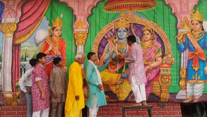 705 गणपति महाराज का पूजन करते संस्था के पदाधिकारी और कलाकार