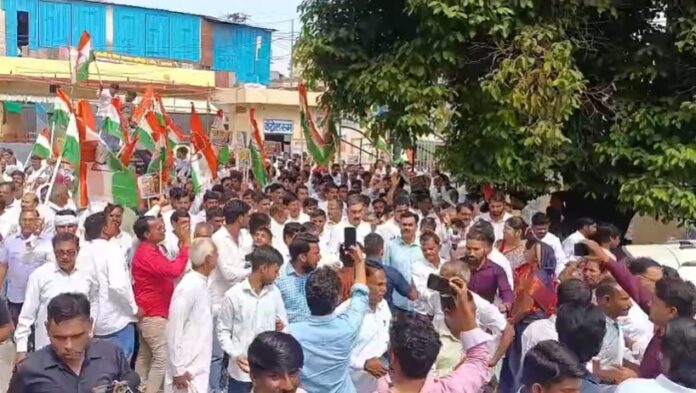 706 ज्ञानेश कुमार के खिलाफ कांग्रेस कार्यकर्ताओं ने मार्च निकालकर विरोध जताया