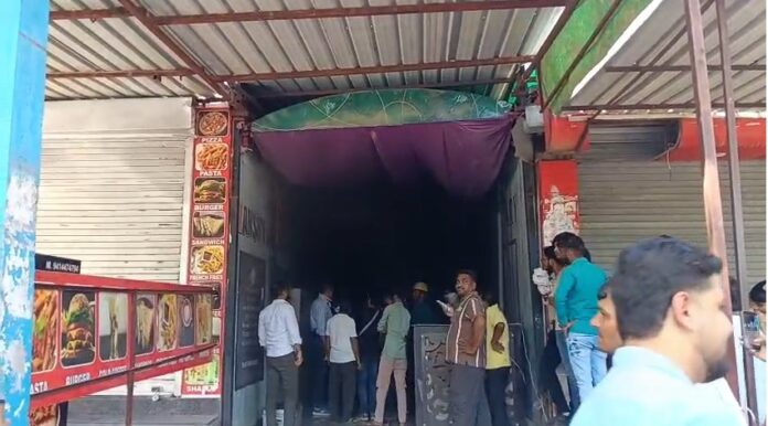 बेसमेंट लाइब्रेरी में आग लगने के बाद मौके पर पहुंची दमकल टीम
