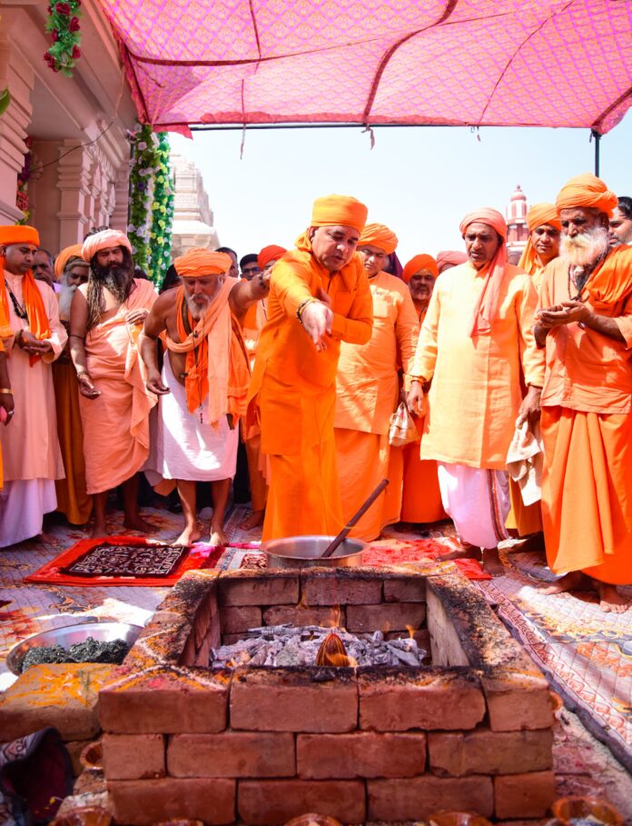 महंत चांदनाथ योगी की पुण्यतिथि पर समाधि पूजन और श्रद्धांजलि अर्पित करते साधु-संत एवं श्रद्धालु