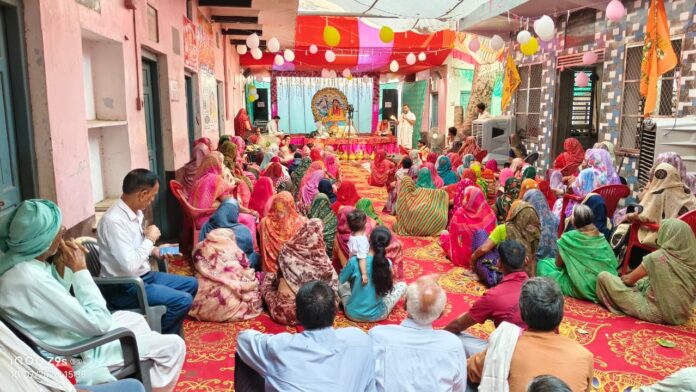 714 कथा के दौरान भगवान श्रीकृष्ण की बाल लीलाओं का वर्णन करतीं कथावाचक