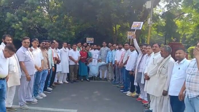 717 प्रधानमंत्री नरेंद्र मोदी का पुतला जलाते कांग्रेस कार्यकर्ता