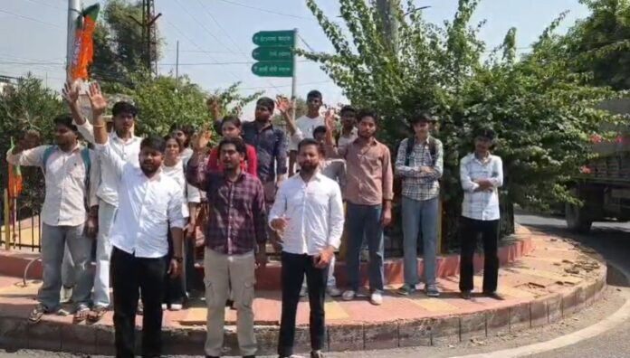 अलवर के राजर्षि सर्किल का नाम ज्योति कलश सर्किल किए जाने के विरोध में प्रदर्शन करते छात्र-छात्राएं