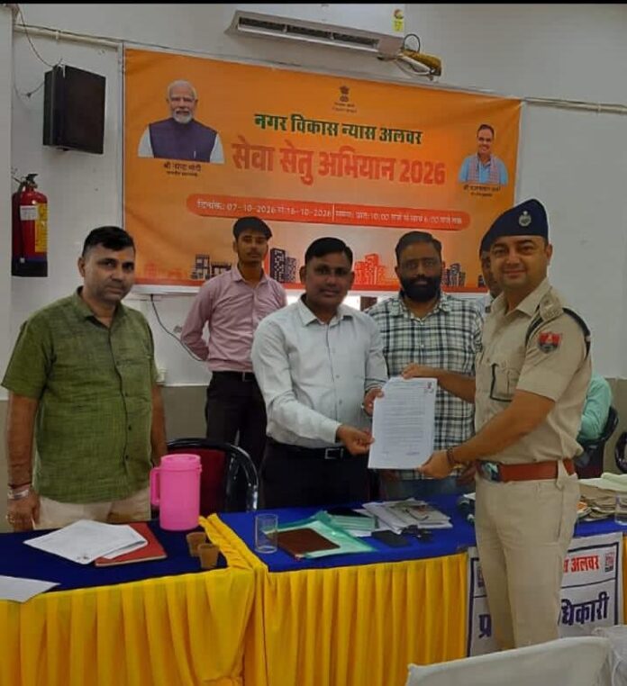 729 जेल निर्माण के लिए भूमि का पट्टा जेल अधीक्षक शिवेंद्र को सौंपते नगर विकास न्यास के अधिकारी