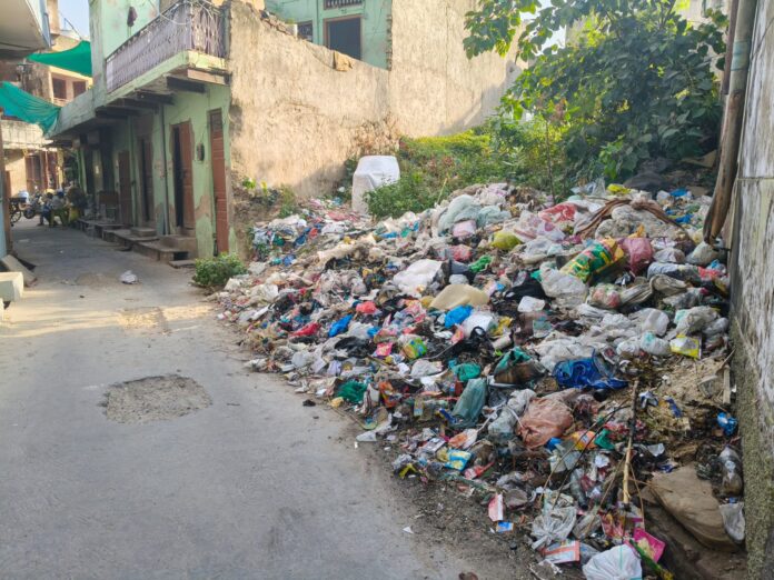 736 खाली प्लाट बना कचरापात्र