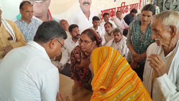पंचायत चुनाव के टिकट को लेकर टीकाराम जूली के कार्यालय पहुंचे कांग्रेस कार्यकर्ता