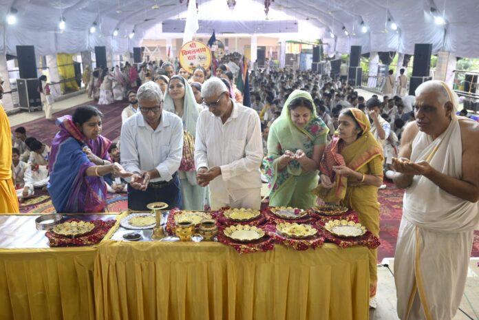 747 कार्यक्रम में गुरु पूजा करते श्रद्धालु