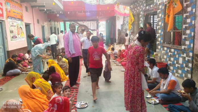 751 श्रीमद्भागवत कथा के समापन पर आयोजित प्रसाद ग्रहण करते श्रद्धालु