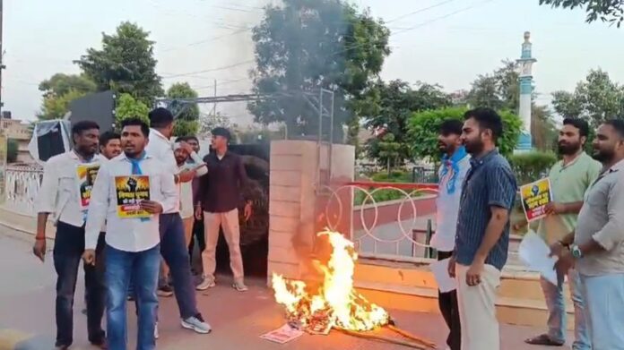 पुलिस ने प्रदर्शनकारियों को हिरासत में लिया