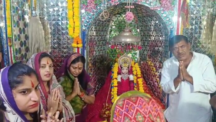 758 मेयर सुमन लता और उनके साथ मौजूद पार्षद साथी