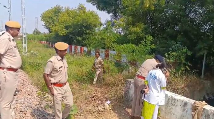 774 नाले में शव मिलने के बाद जांच करती पुलिस और एफएसएल टीम