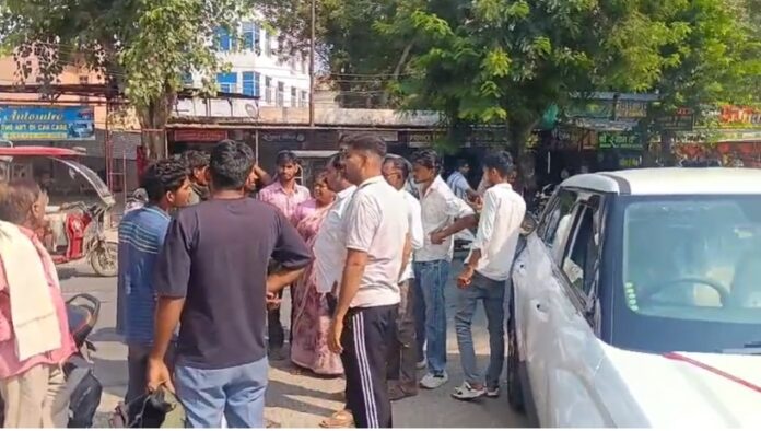 776 टक्कर के बाद मौके पर जुटे लोग और स्थिति संभालती पुलिस